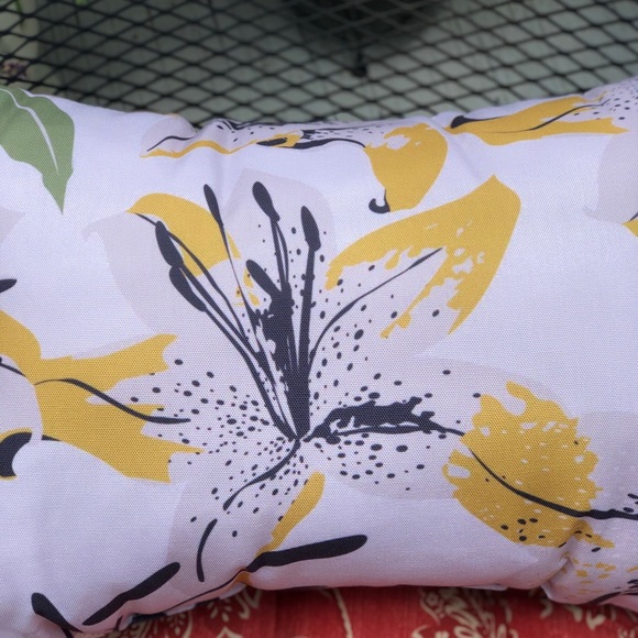 Outdoor& Indoor, ‘ Asiatic Beauty’, Pillow. - Picture 5 of 7